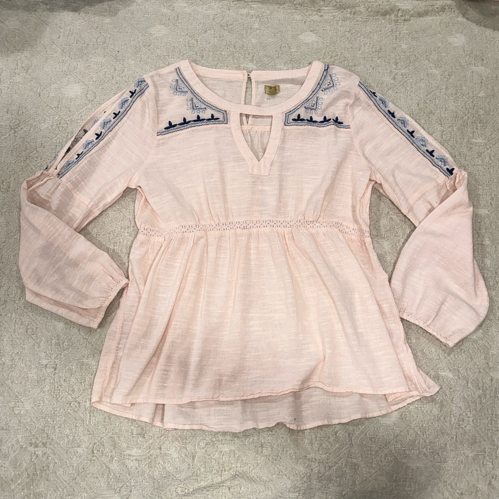 3/$15  True Craft Pink‎ Embroidered Cold Shoulder Bell Sleeve Top